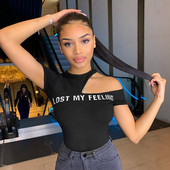 Rövid női póló fekete felirattal