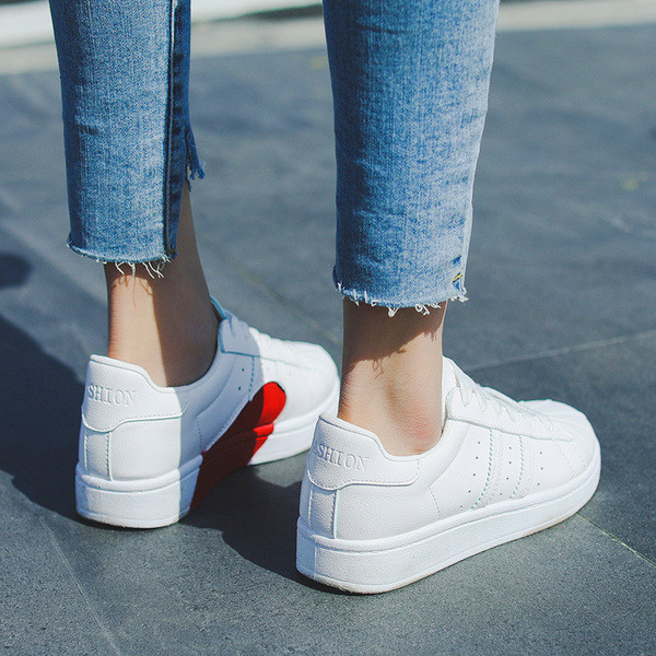 Stílusos, rátéttel ellátott cipők fiúknak és lányoknak