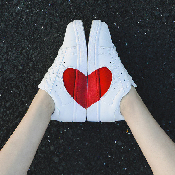 Stílusos, rátéttel ellátott cipők fiúknak és lányoknak