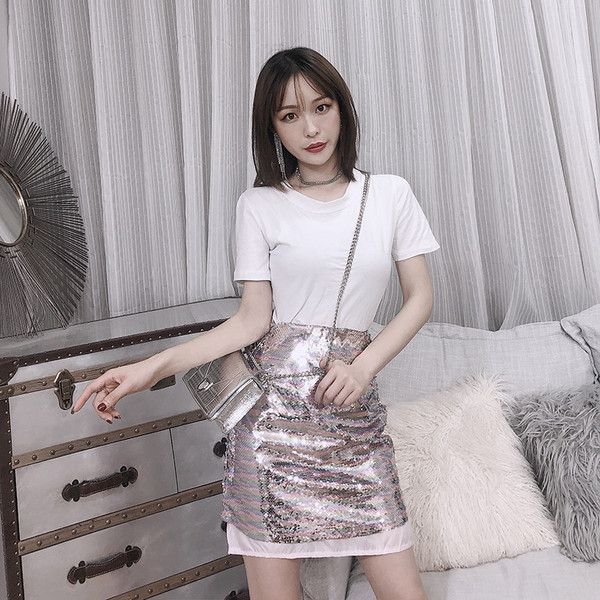 Μοντέρνα γυναικεία φόρμα  -μπλουζάκι  με πούλιες και φούστα