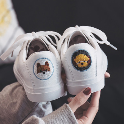 Μοντέρνα γυναικεία αθλητικά παπούτσια με διάφορες εφαρμογές σε διάφορα χρώματα