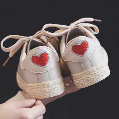 Μοντέρνα γυναικεία αθλητικά παπούτσια με διάφορες εφαρμογές σε διάφορα χρώματα