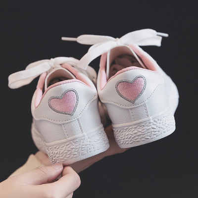 Μοντέρνα γυναικεία αθλητικά παπούτσια με διάφορες εφαρμογές σε διάφορα χρώματα