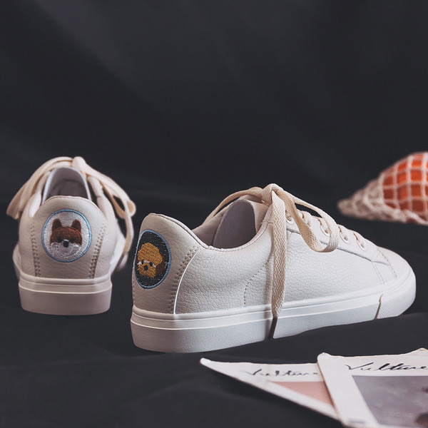 Μοντέρνα γυναικεία αθλητικά παπούτσια με διάφορες εφαρμογές σε διάφορα χρώματα