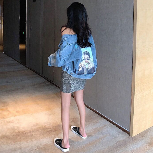 Modern női farmerdzseki hímzéssel és rátéttel