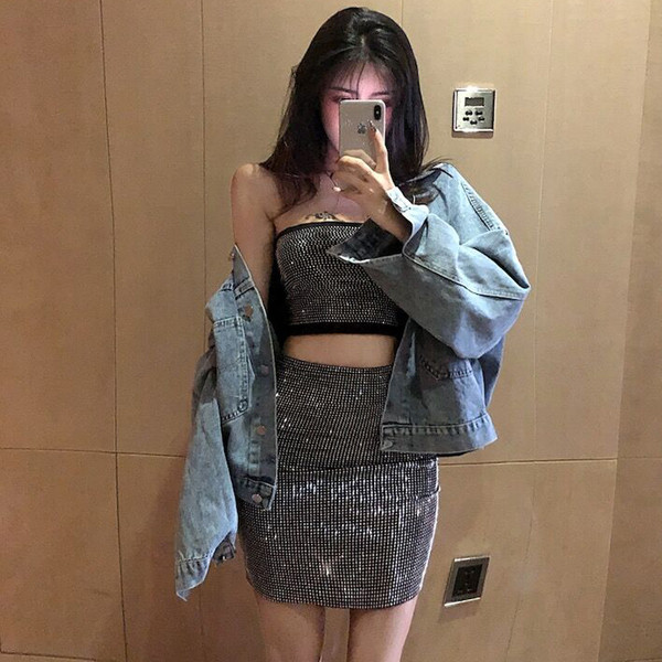 Modern női farmerdzseki hímzéssel és rátéttel