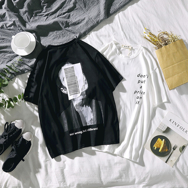 Modern férfi póló fehér és fekete színben, rátéttel