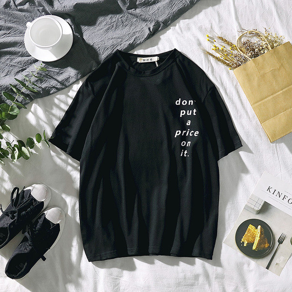 Modern férfi póló fehér és fekete színben, rátéttel