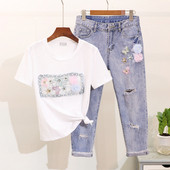 Μοντέρνο γυναικείο σετ  T-shirt και τζιν με τρισδιάστατο στοιχείο