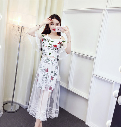 Set de dama modern de top si fusta cu tul si motive florale