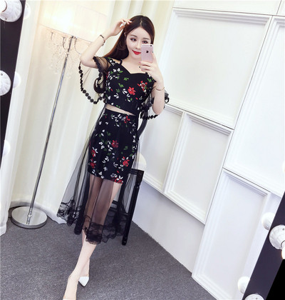 Set de dama modern de top si fusta cu tul si motive florale