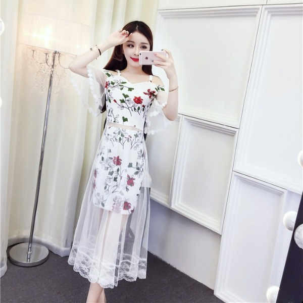 Set de dama modern de top si fusta cu tul si motive florale