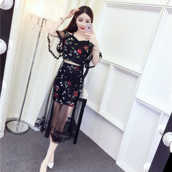 Set de dama modern de top si fusta cu tul si motive florale