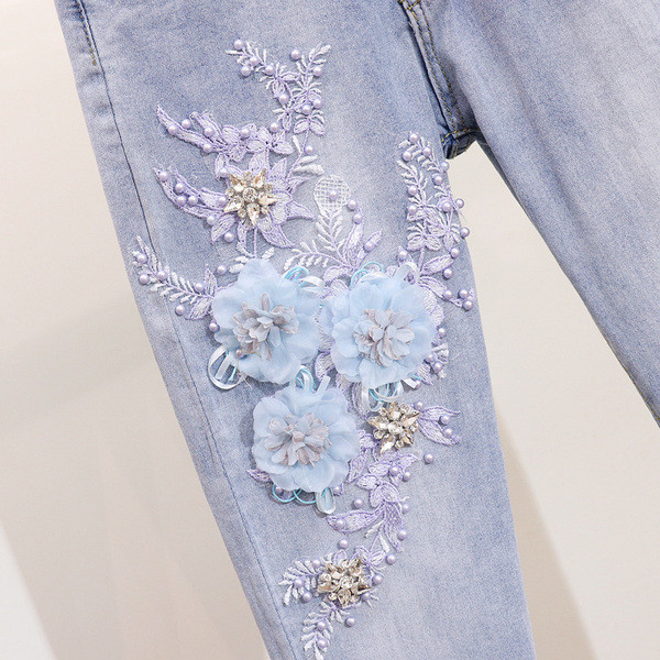 Γυναικείο σετ - μπλουζάκι και τζιν με κεντήματα και τρισδιάστατο στοιχείο