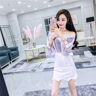 Set modern de bluză de damă cu umerii goi și mâneci largi și o fustă cu talie înaltă