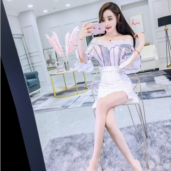 Set modern de bluză de damă cu umerii goi și mâneci largi și o fustă cu talie înaltă