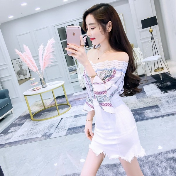 Set modern de bluză de damă cu umerii goi și mâneci largi și o fustă cu talie înaltă