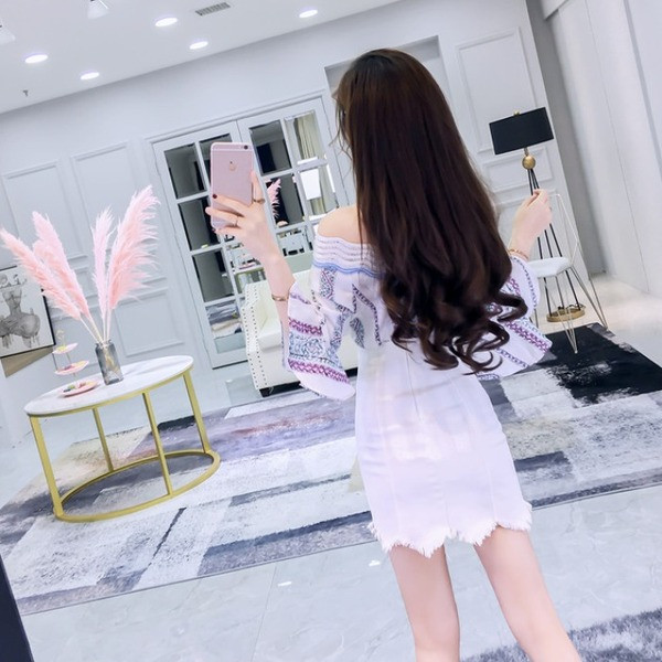 Set modern de bluză de damă cu umerii goi și mâneci largi și o fustă cu talie înaltă