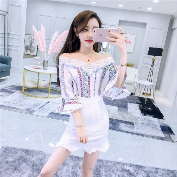 Set modern de bluză de damă cu umerii goi și mâneci largi și o fustă cu talie înaltă