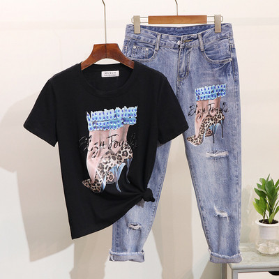 Modern női szett színes rátéttel ellátott pólóval és farmerrel