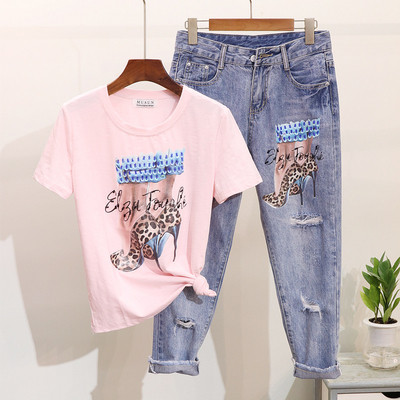 Modern női szett színes rátéttel ellátott pólóval és farmerrel