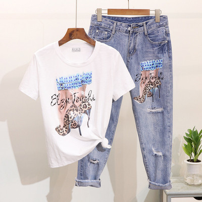 Modern női szett színes rátéttel ellátott pólóval és farmerrel