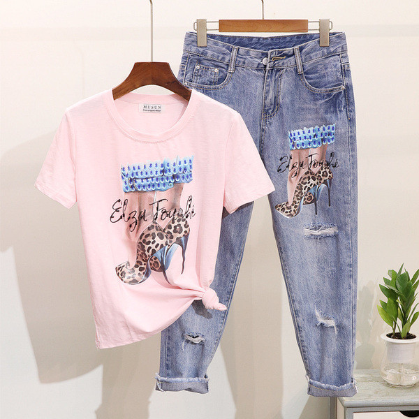 Modern női szett színes rátéttel ellátott pólóval és farmerrel