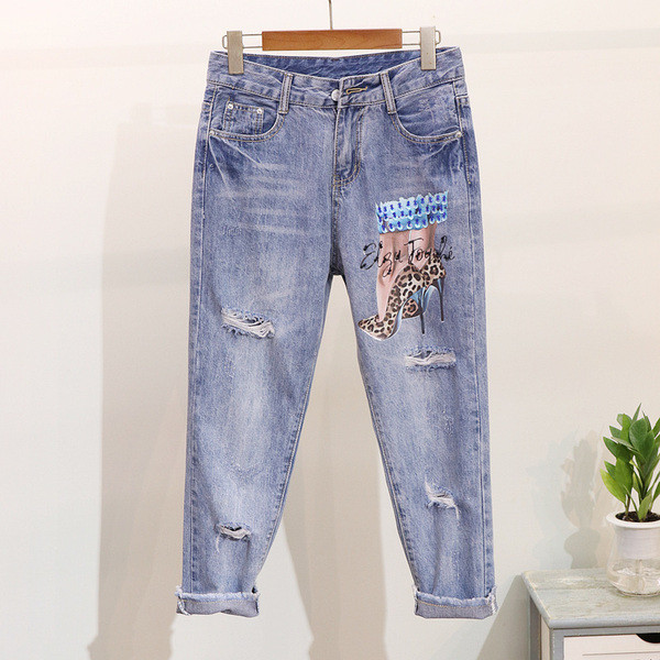 Modern női szett színes rátéttel ellátott pólóval és farmerrel