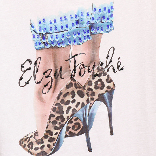 Modern női szett színes rátéttel ellátott pólóval és farmerrel