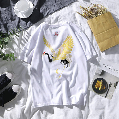 Modern férfi póló fekete-fehér színben, hímzéssel