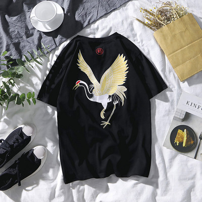 Modern férfi póló fekete-fehér színben, hímzéssel