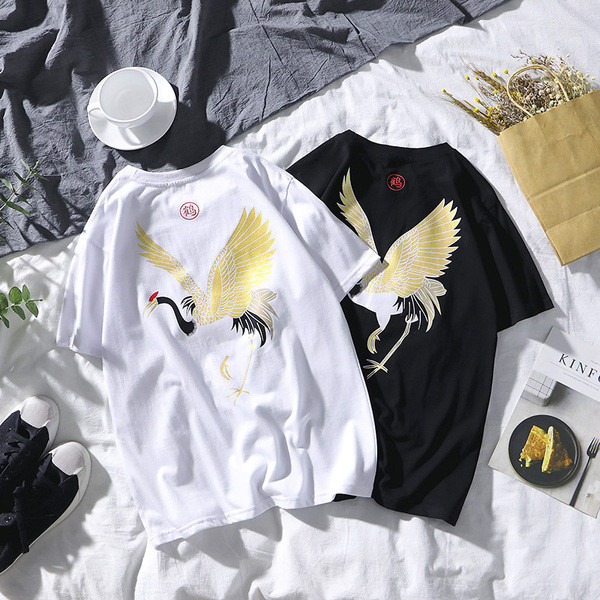 Modern férfi póló fekete-fehér színben, hímzéssel