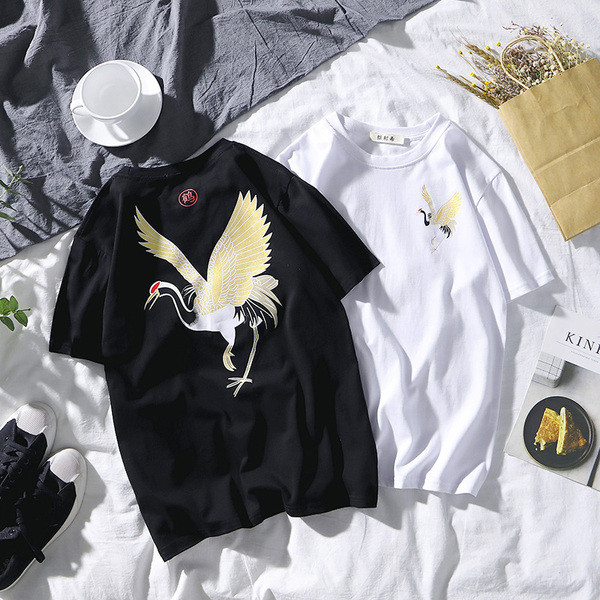 Modern férfi póló fekete-fehér színben, hímzéssel