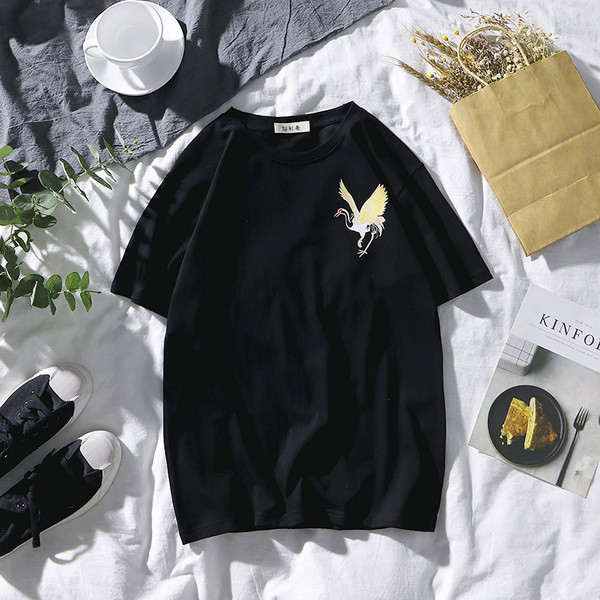 Modern férfi póló fekete-fehér színben, hímzéssel