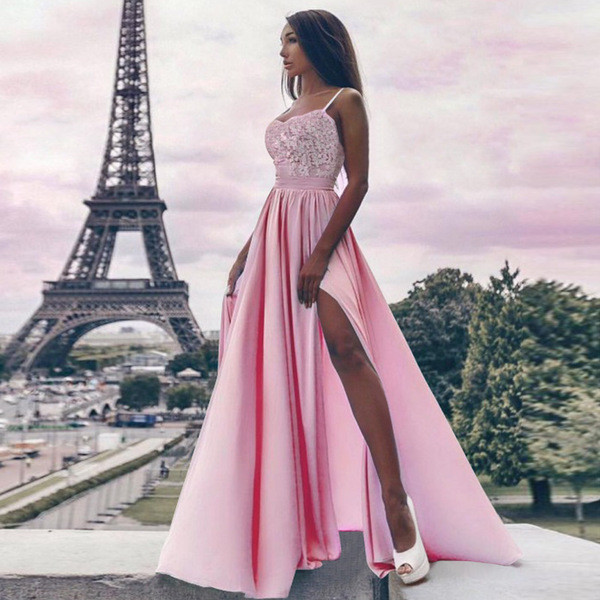 Стилна дамска рокля с цепка и дълбоко деколте в няколко цвята 