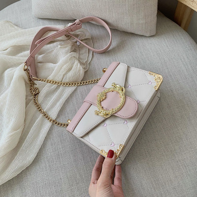 Stílusos kézitáska lánccal több színben