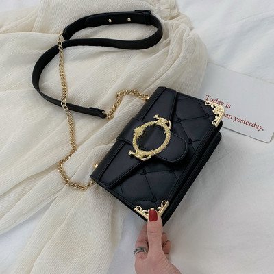 Stílusos kézitáska lánccal több színben