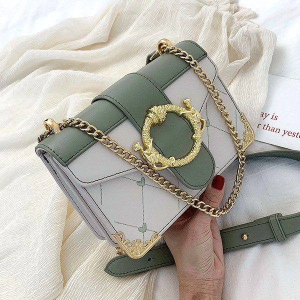 Stílusos kézitáska lánccal több színben