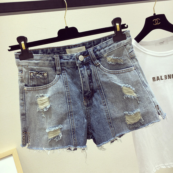 Modern női rövidnadrág szakadt motívumokkal, kék színben