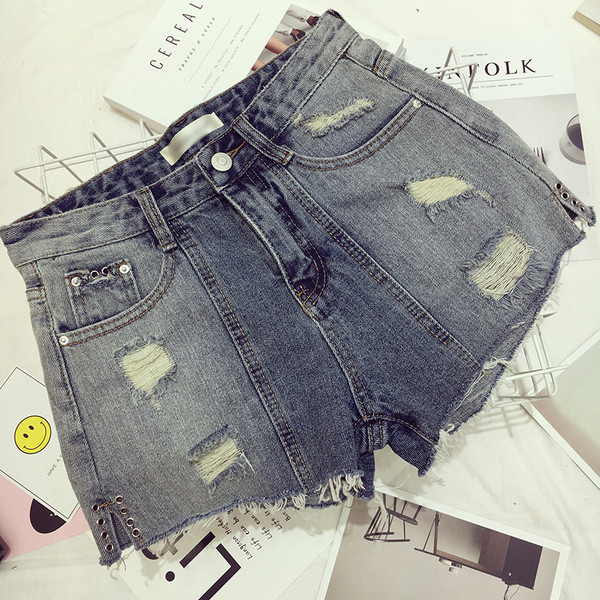 Modern női rövidnadrág szakadt motívumokkal, kék színben