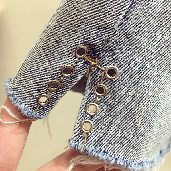 Modern női rövidnadrág szakadt motívumokkal, kék színben