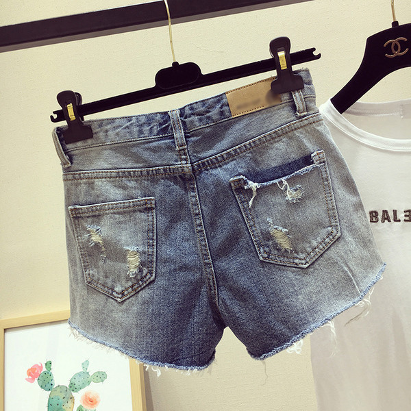 Modern női rövidnadrág szakadt motívumokkal, kék színben