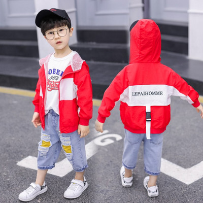 Napi gyerekkabát fiúknak fehér és piros színben