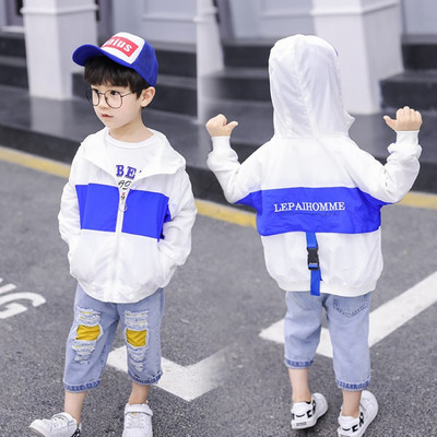 Napi gyerekkabát fiúknak fehér és piros színben