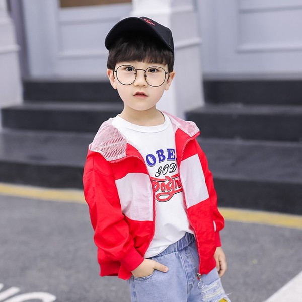 Napi gyerekkabát fiúknak fehér és piros színben