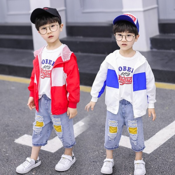 Napi gyerekkabát fiúknak fehér és piros színben