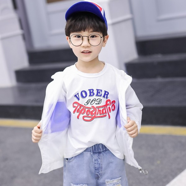 Napi gyerekkabát fiúknak fehér és piros színben