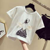 Μοντέρνα γυναικεία μπλούζα με τρισδιάστατο στοιχείο σε λευκό χρώμα