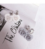 Stílusos női fülbevaló kővel és virággal díszítve, fehér és szürke színben