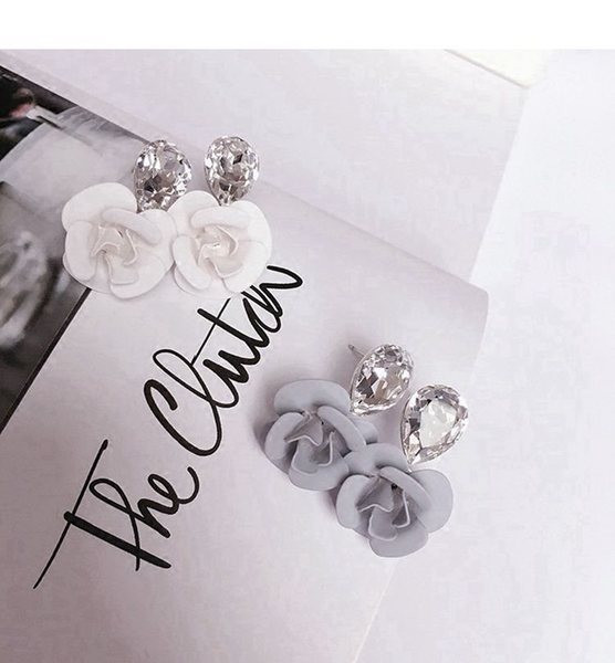 Stílusos női fülbevaló kővel és virággal díszítve, fehér és szürke színben